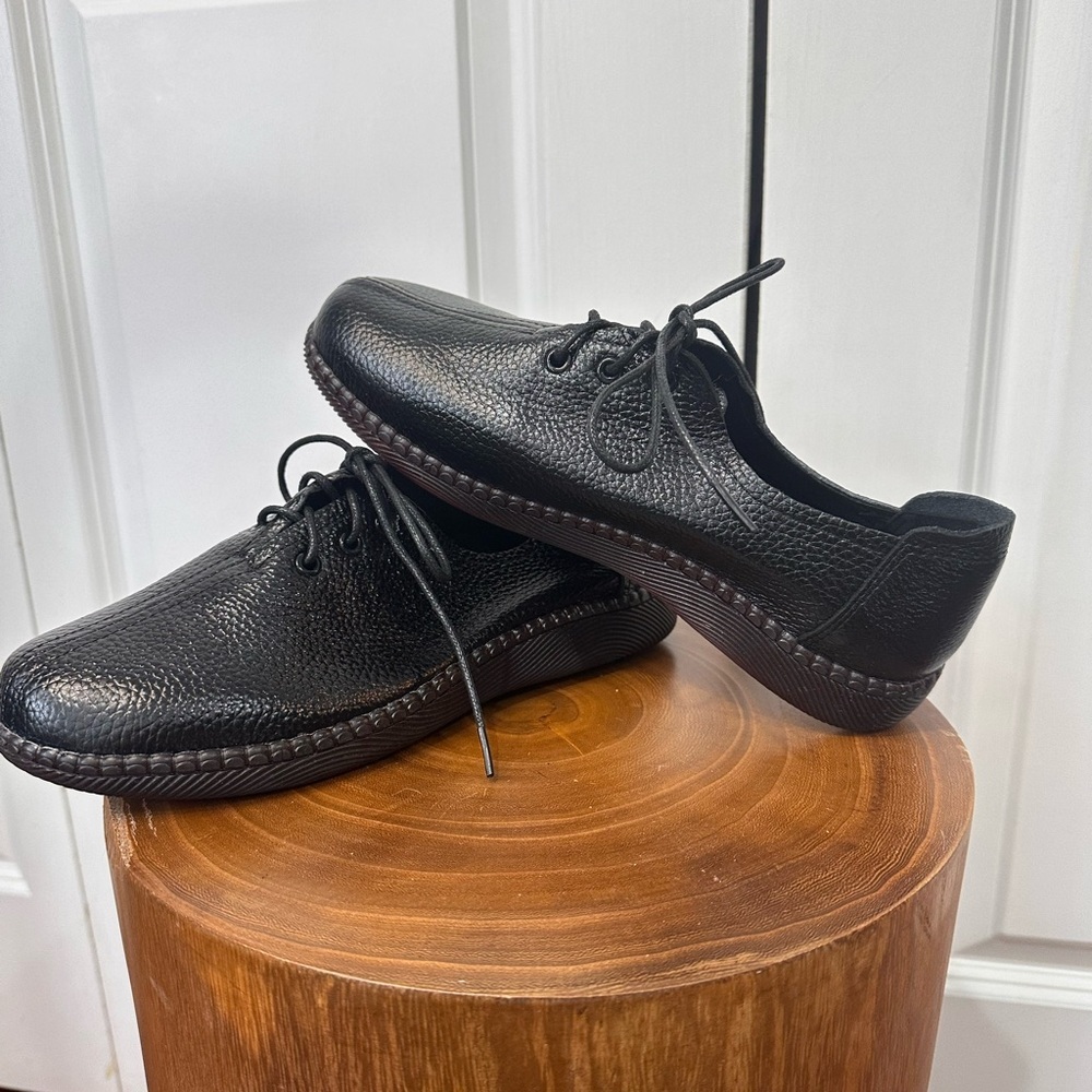 Elegant Black Textured Women’s Oxfords